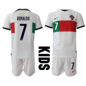 Portugal Cristiano Ronaldo #7 Bortaställ Barn VM 2022 Kortärmad (+ Korta byxor)